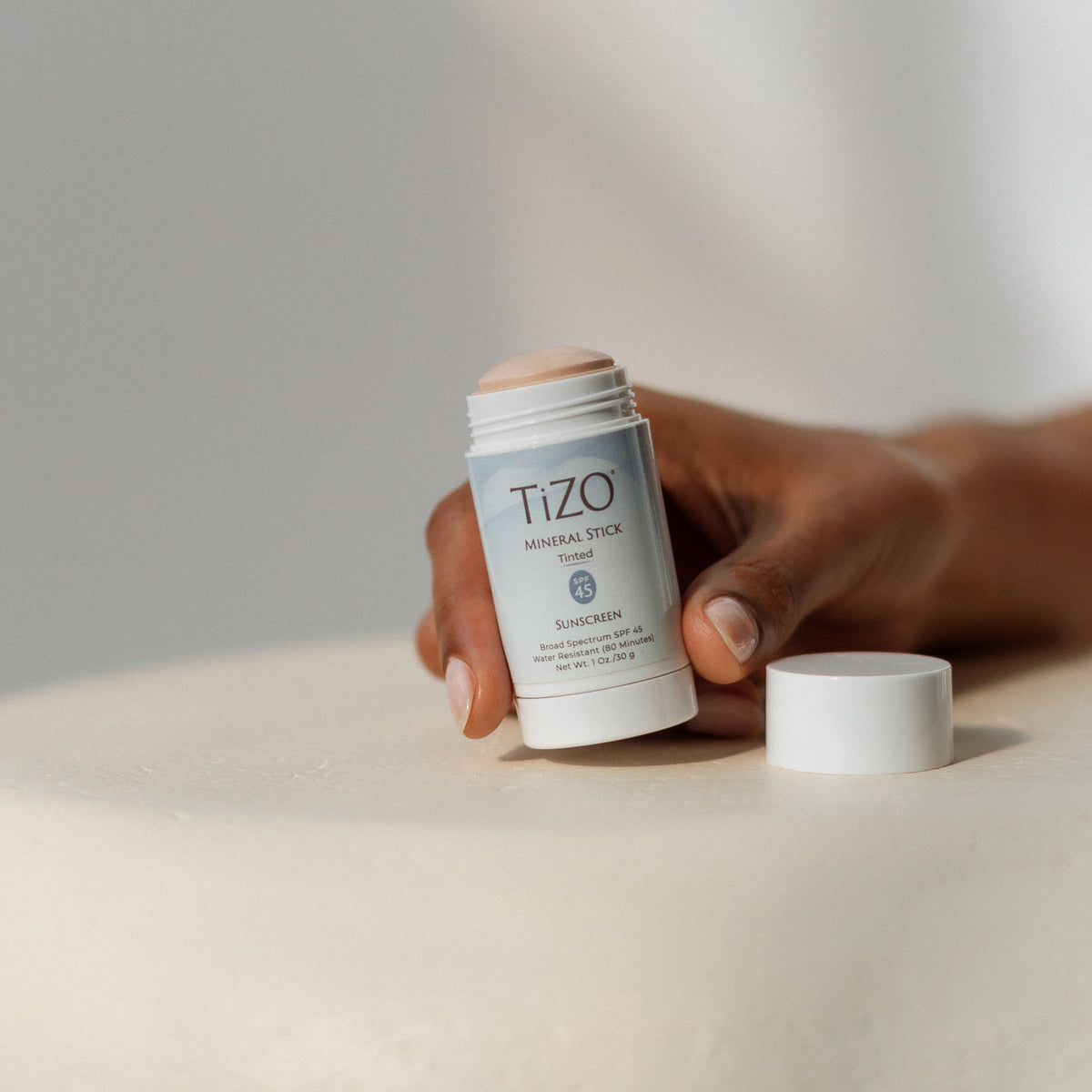 TIZO Mineral Stick con Tinte SPF 45 para Cuerpo y Rostro 30g